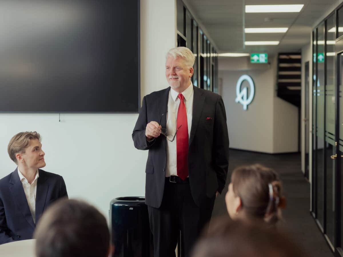 Advokatsjef holder presentasjon med briller i hånden